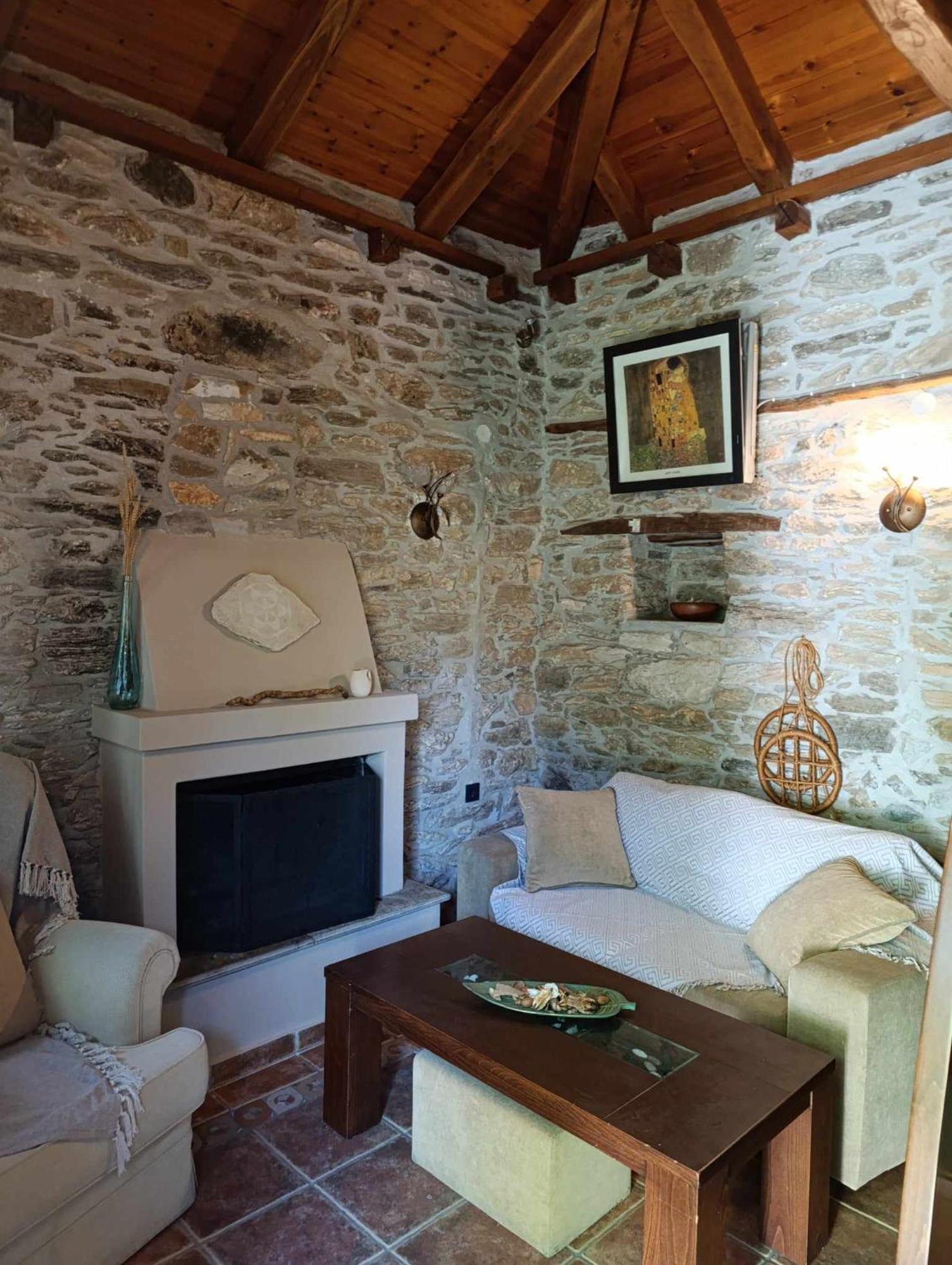Μountain Whispers Apartment Mourésion Екстериор снимка