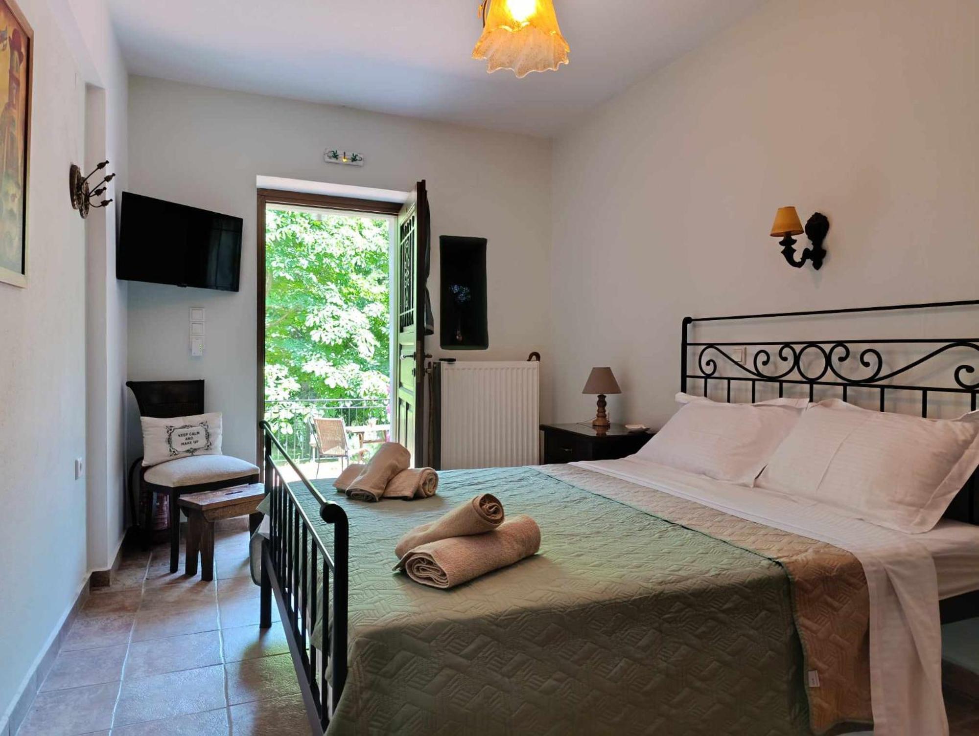 Μountain Whispers Apartment Mourésion Екстериор снимка